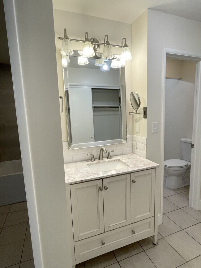 Building Photo - 852 E Three Fountains Dr