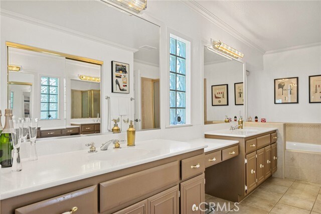 Building Photo - 1521 Fairway Oaks Ave