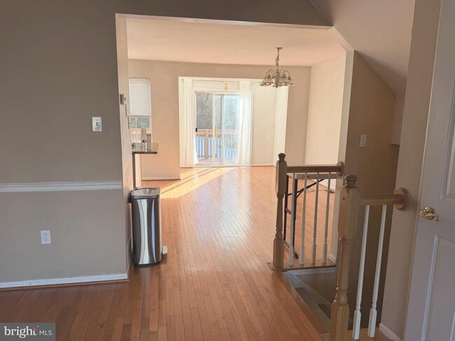 Building Photo - 20 Emandan Ln