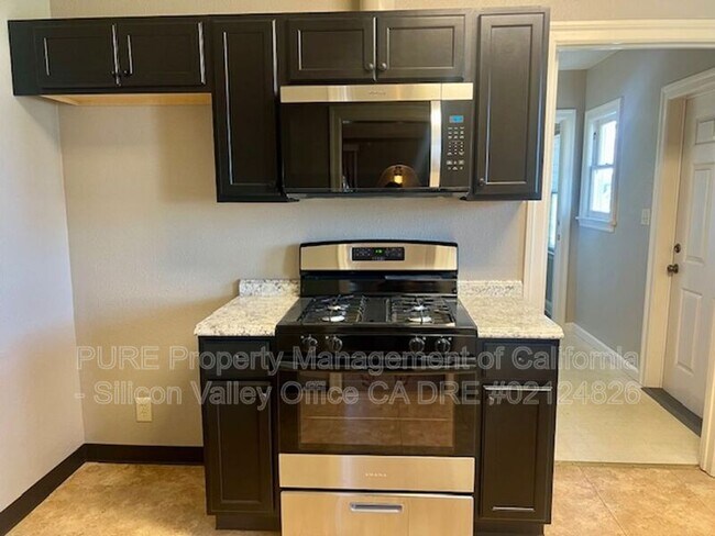 Building Photo - 717 E Lake Ave