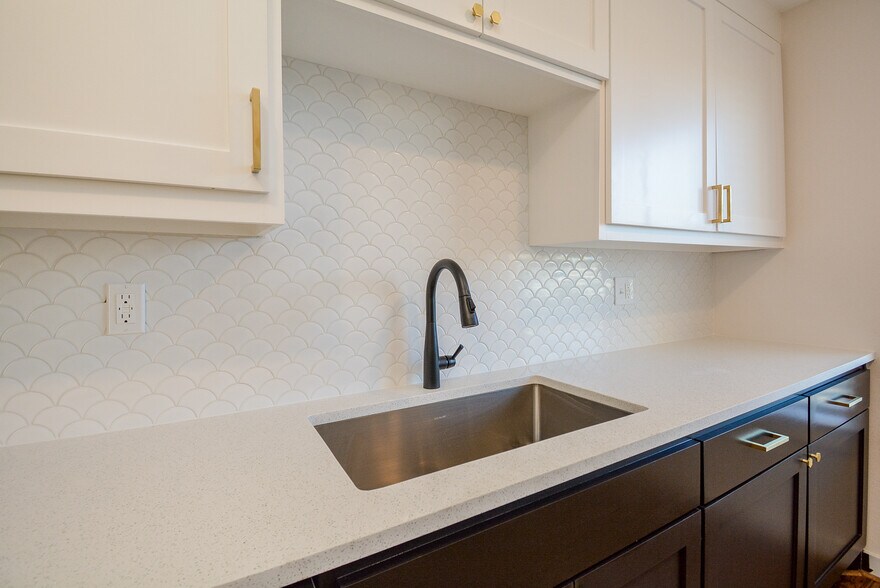 Delta faucets, undermount sink, and sparking backsplash - 2916 Arbor St