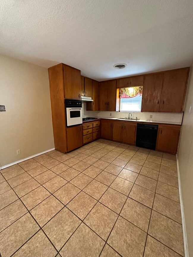 Building Photo - Charming 3/2 Home