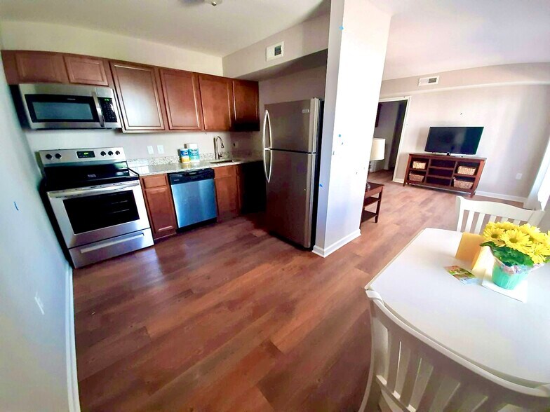 Building Photo - 1211 Villa Ln