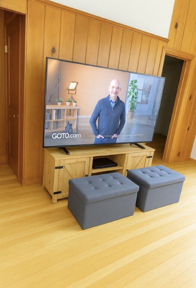 Building Photo - "Charming 2-Bedroom Retreat with Granite Touches and Hardwood Elegance in Hendersonville!"