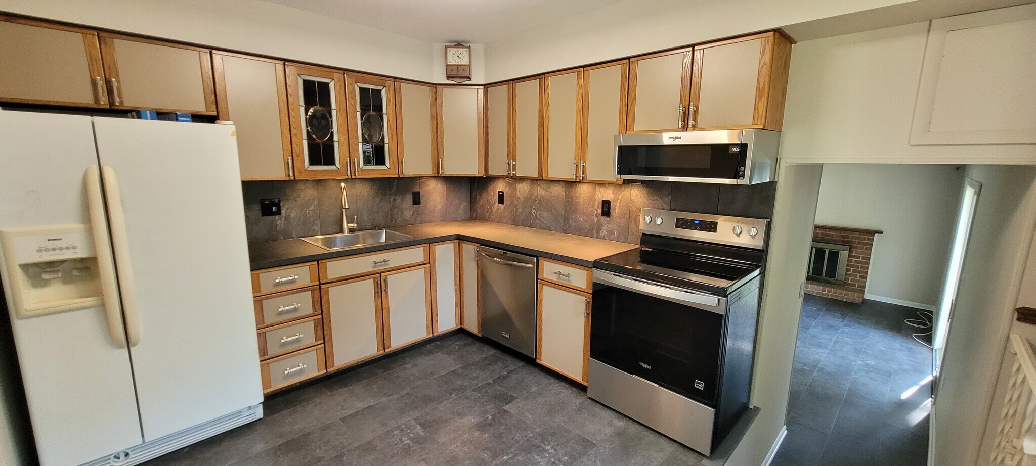 Gourmet Eat-in Kitchen - 270 Riverview Rd