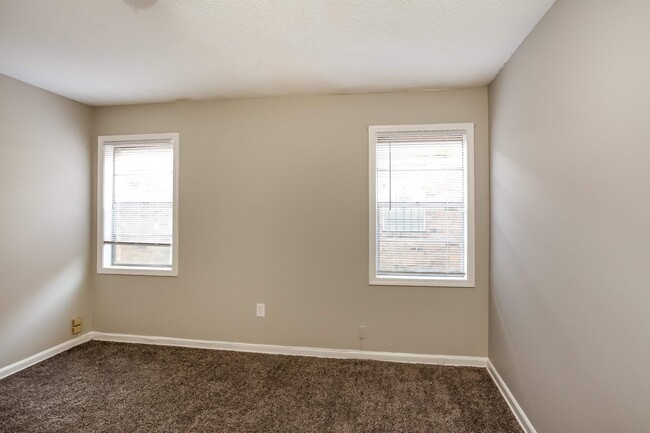 Building Photo - 2999 Morningview Dr