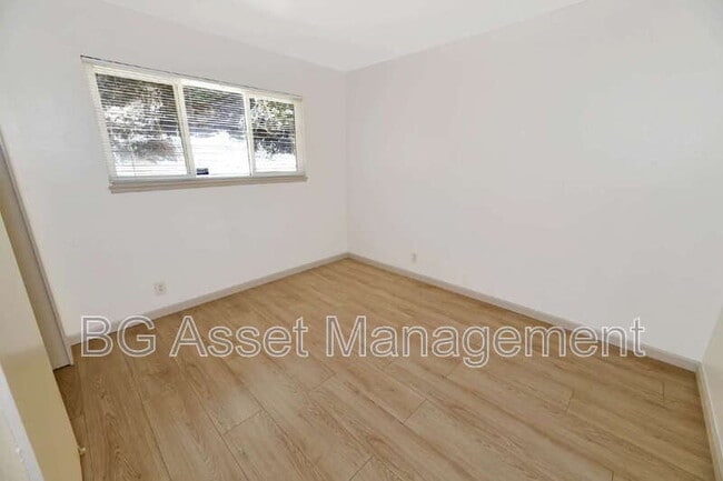 Building Photo - 8049 Greenridge Dr