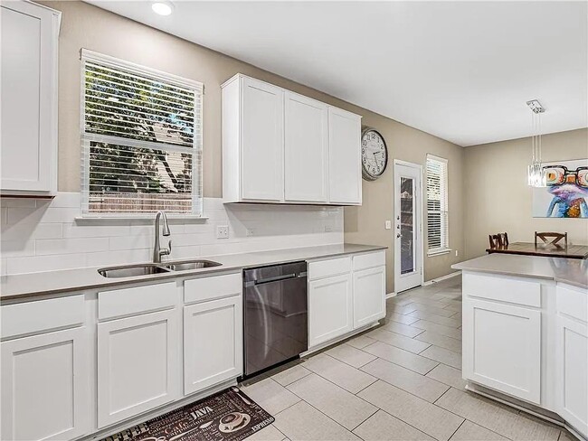 Building Photo - 808 Sandhill Branch Dr