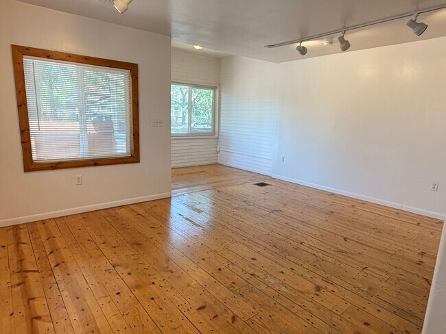 Building Photo - Cute Bungalow - 2Bed 1Bath - Duplex in Downtown Grand Junction!!!