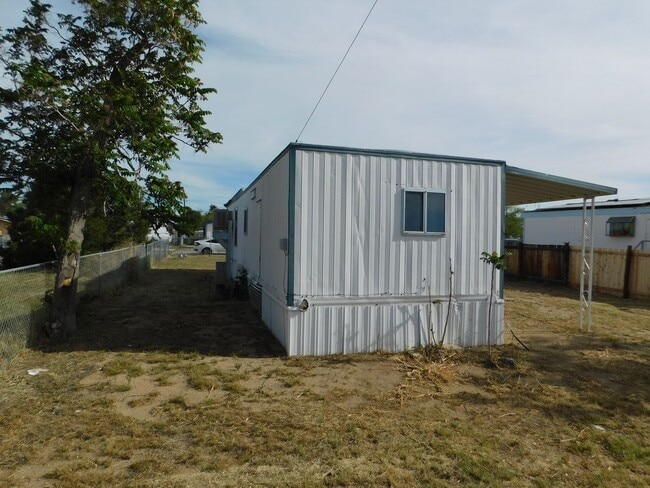 Building Photo - Cute Trailer with Spacious Backyard