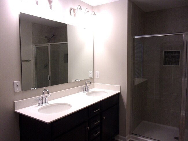 Building Photo - 2826 Capitol Dr