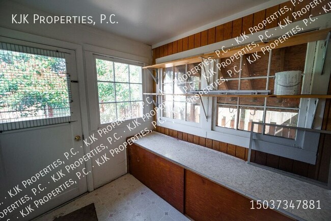 Building Photo - Stacked Duplex-Upstairs Woodstock Airy Apa...