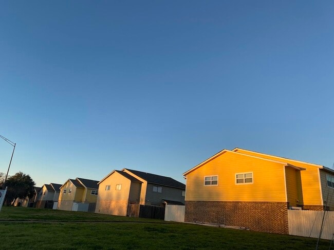 Building Photo - 2819 Longmire Dr