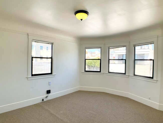 Building Photo - Stunning Multi-Level 4/2.5 W/ Dining Room....