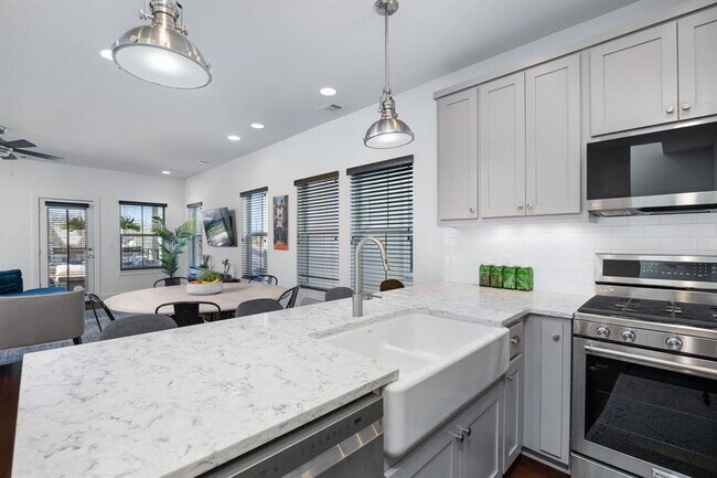 Building Photo - 2703 Halcyon Dr