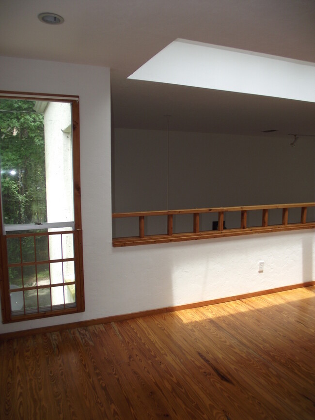 Building Photo - Close proximity to Lake Wauburg & Payne's ...