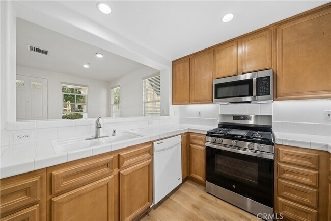 Building Photo - 215 Dewdrop