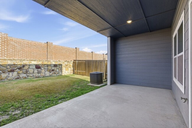 Building Photo - 402 Marsh Ln