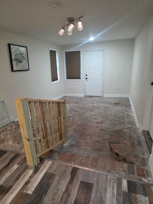 Building Photo - 4 Bedroom 2 bath