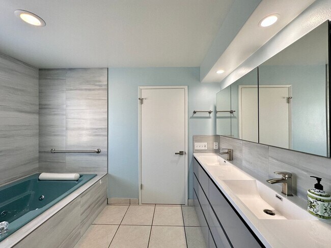 Building Photo - 4053 Sunset Ln