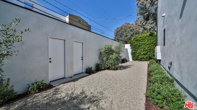 Building Photo - 845 1/2 N Alfred St