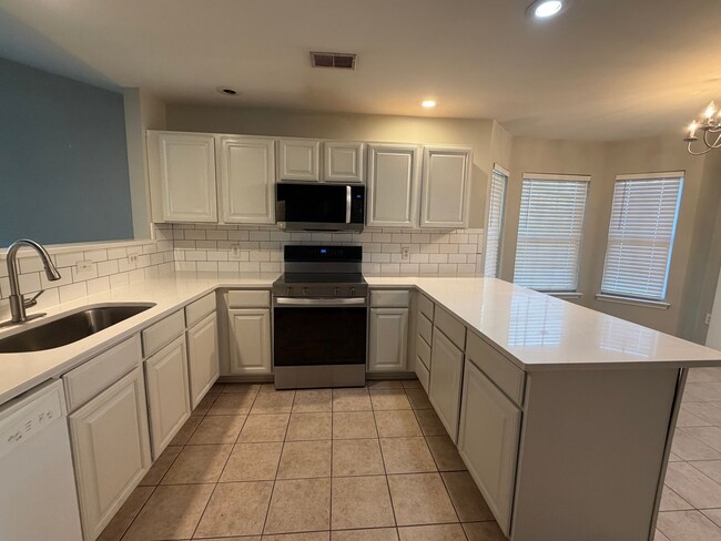 Building Photo - Cute, Convenient Townhome!