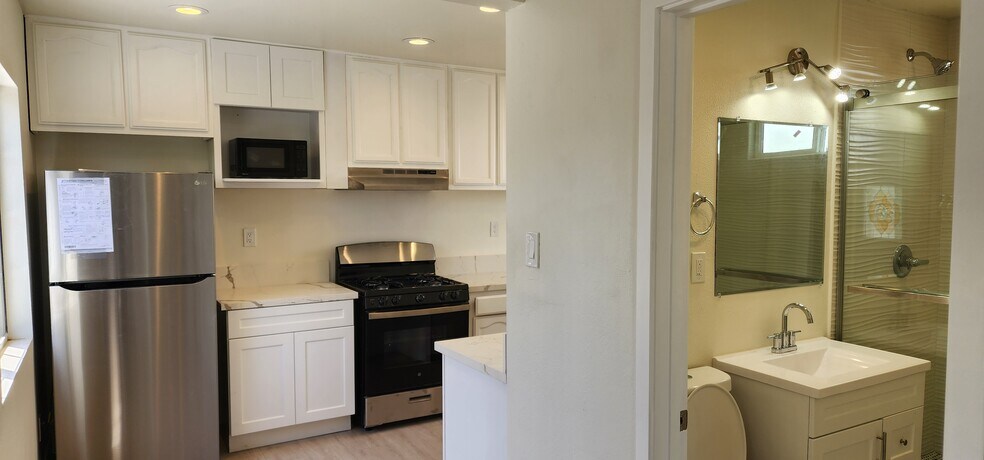 Building Photo - 950 N Kingsley Dr