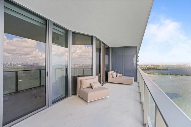 Building Photo - 700 NE 24th St