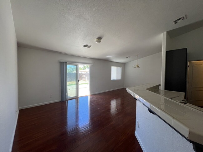 Building Photo - MOVE IN READY!!