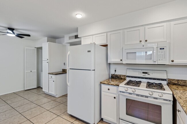 Building Photo - Remodeled 3/2 off Indian School & 43rd Ave