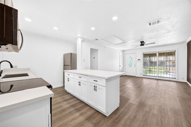 Building Photo - 9211 Clearway Dr