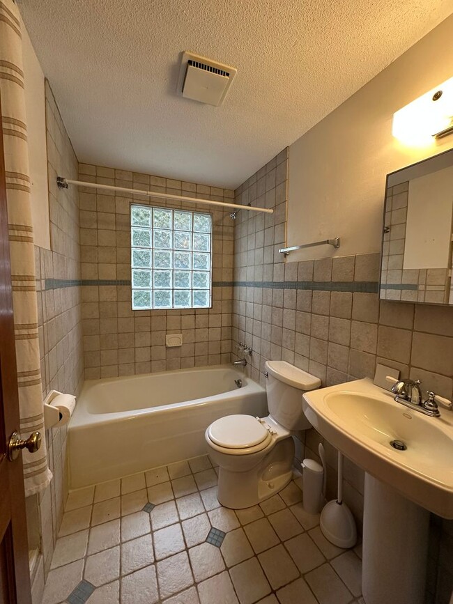 Building Photo - Charming Cottage