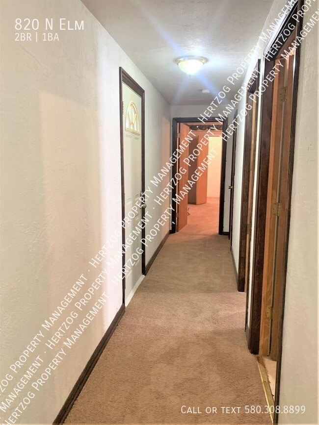 Building Photo - 820 N Elm-