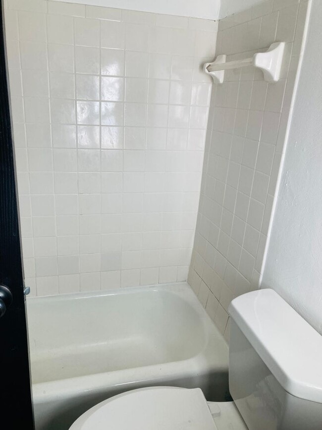 Building Photo - 922 Western Ave