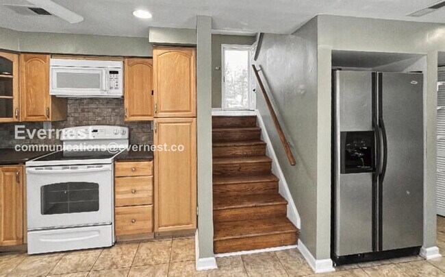 Building Photo - 3 Bed/2 Bath Home with Off-Street Parking / Pet-Friendly / Available Now!