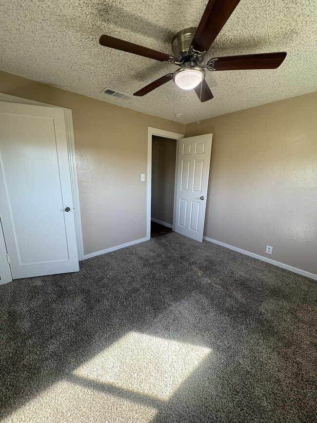 Building Photo - 6832 E Harvey Ave