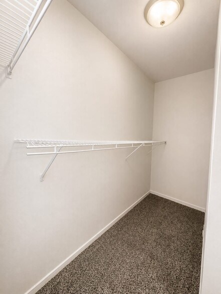 Building Photo - 811 Cloyd Dr