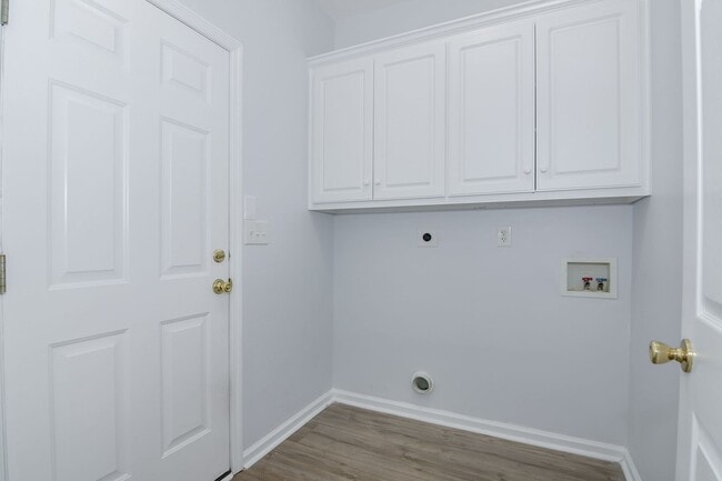 Building Photo - 4 Bedroom 2 Bath in Evans