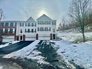 Building Photo - 3 Bed 2.5 Bath- Canonsburg PA