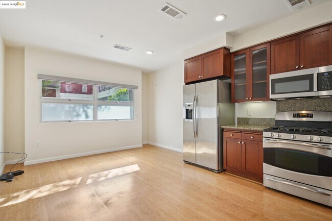 Building Photo - 6466 Hollis St