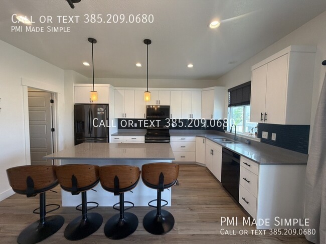 Building Photo - 3621 Sparrow Ln