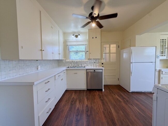 Building Photo - MOVE IN SPECIAL! ONE MONTH FREE! Timeless SE Portland 3 Bed Home w/Backyard, Hardwood Floors, & B...