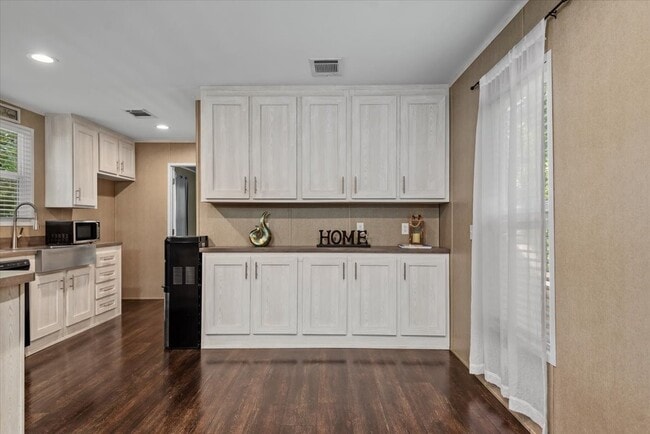 Building Photo - 211 Woodstock