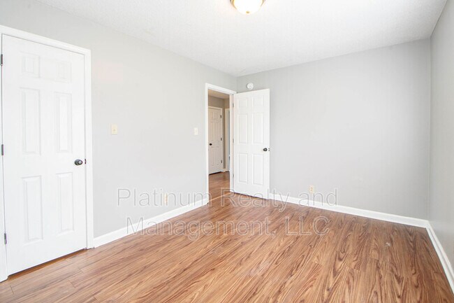 Building Photo - 1212 Kendall Dr
