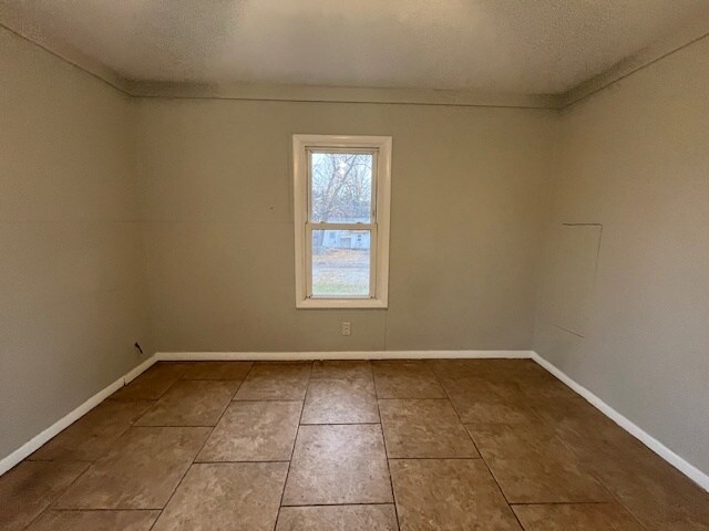 Building Photo - 608 E 4th St