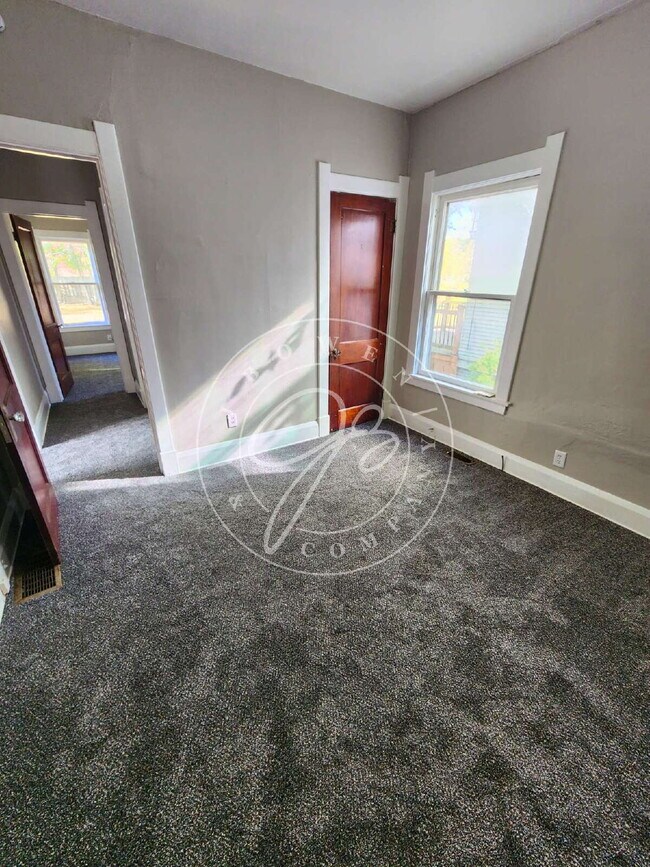 Building Photo - 1200 Sq foot lower duplex! Tons of space and character! Water included!