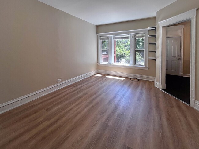 Building Photo - 3147 W Lyndale St