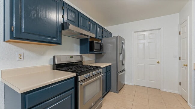Building Photo - "Homey 3-Bedroom Retreat with 2 Full Baths...