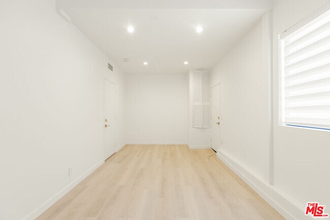 Building Photo - 4933 Collett Ave