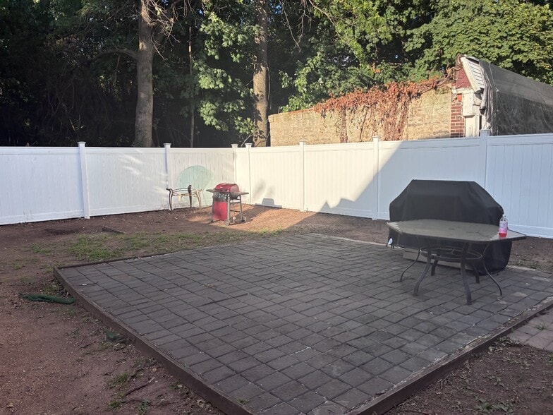 Backyard. Vinyl Fence - 67 Rose Ter